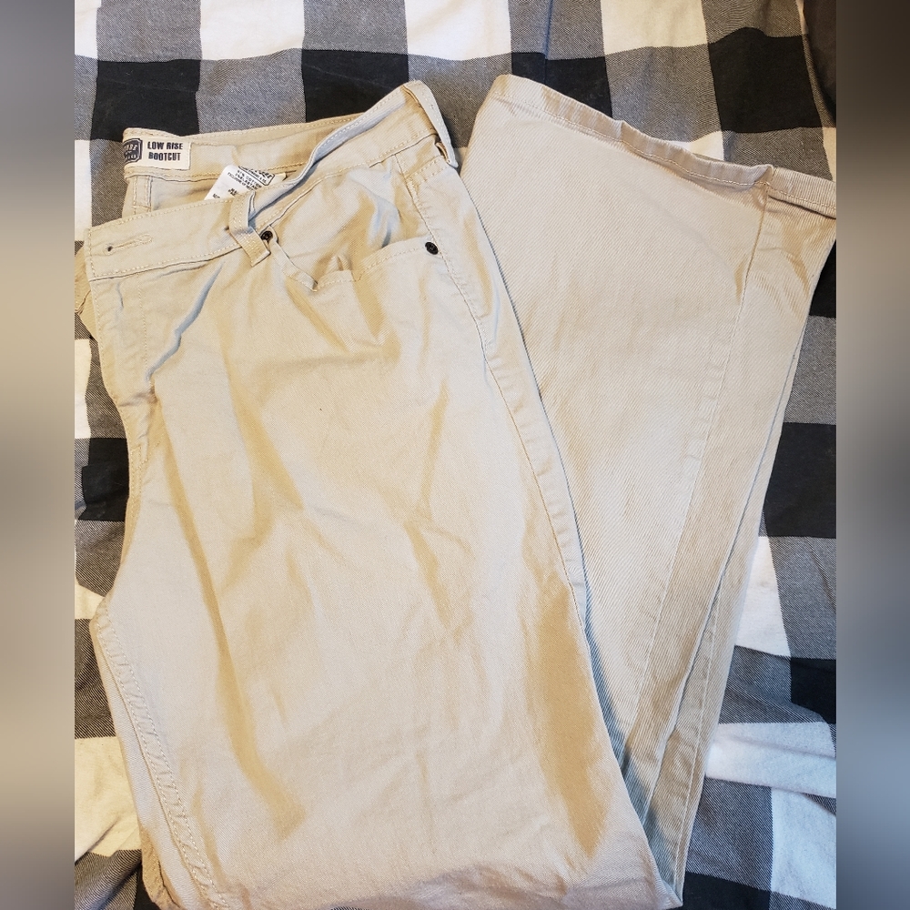 Cream colored Levi Jeans